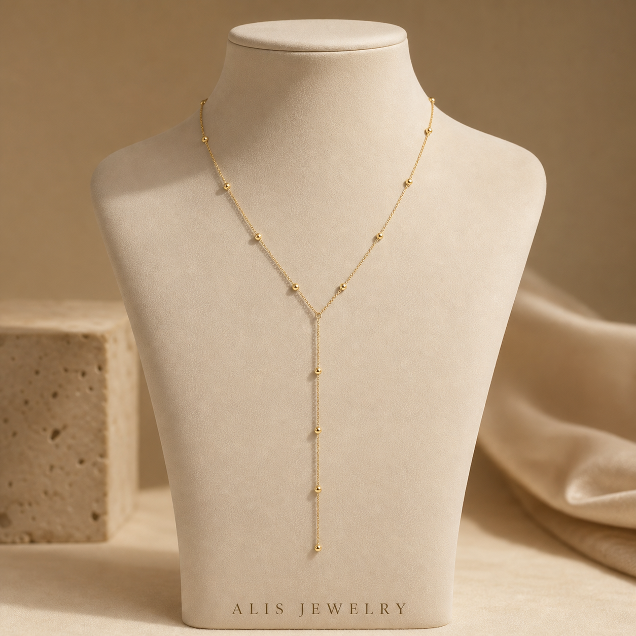 Collier lariat doré - Alis Jewelry - sur support minéral