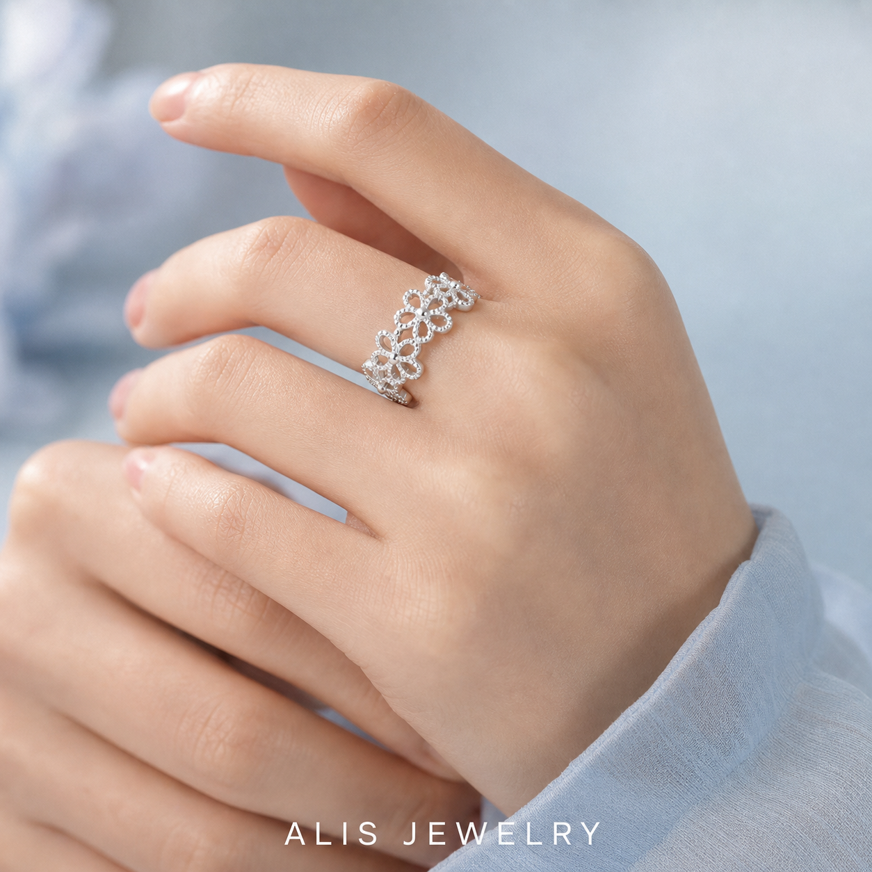 Bague fleur ajourée argent - Alis Jewelry - porté mannequin