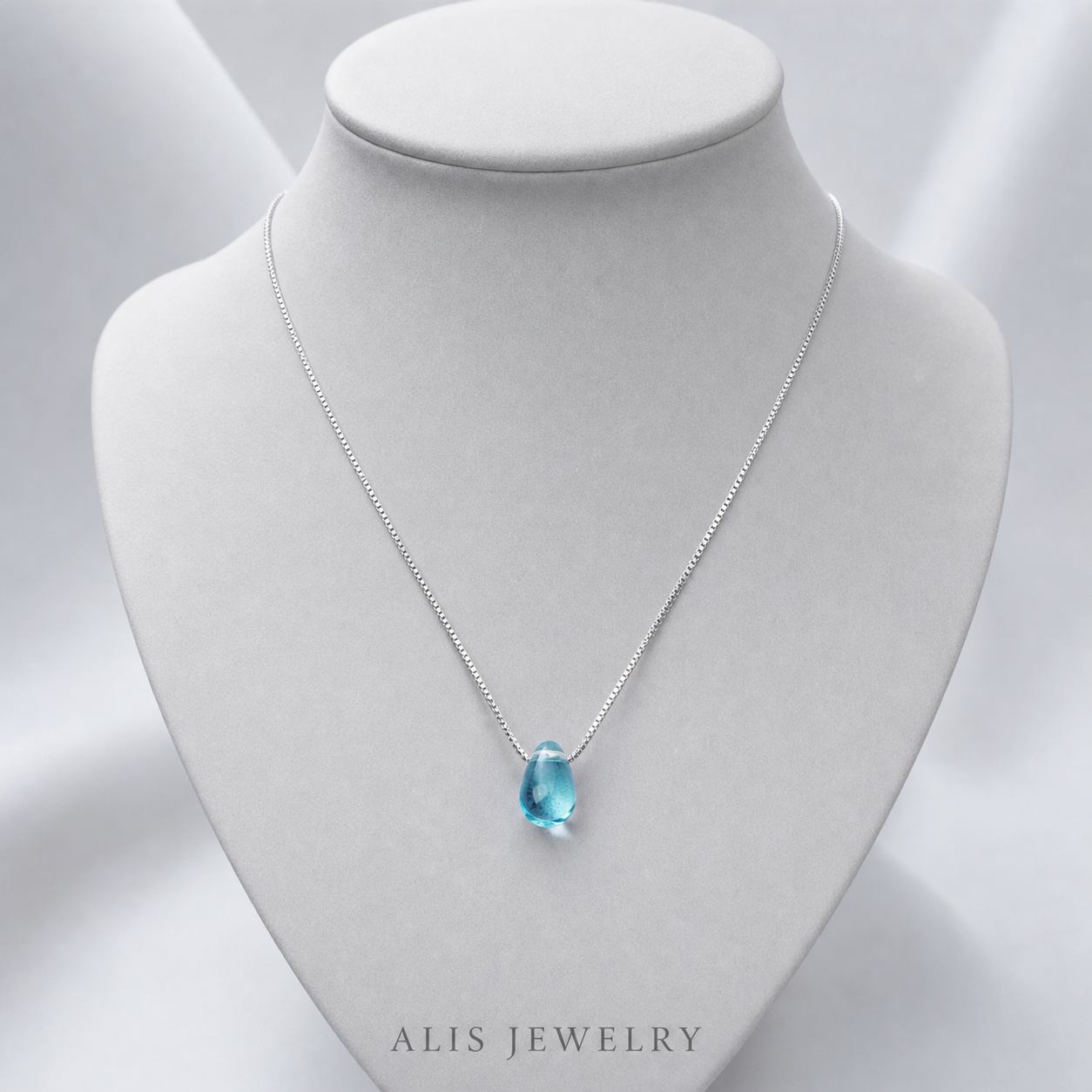 Collier pendentif cristal bleu porte-bonheur argent 925 - Alis Jewelry - sur support minéral