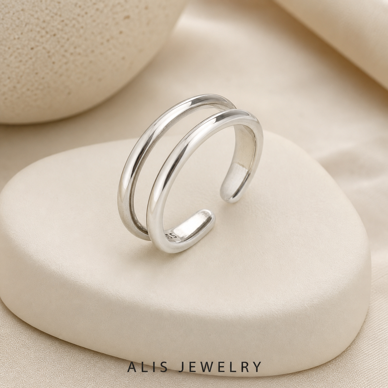 Bague géométrique simple argent - Alis Jewelry - sur support minéral