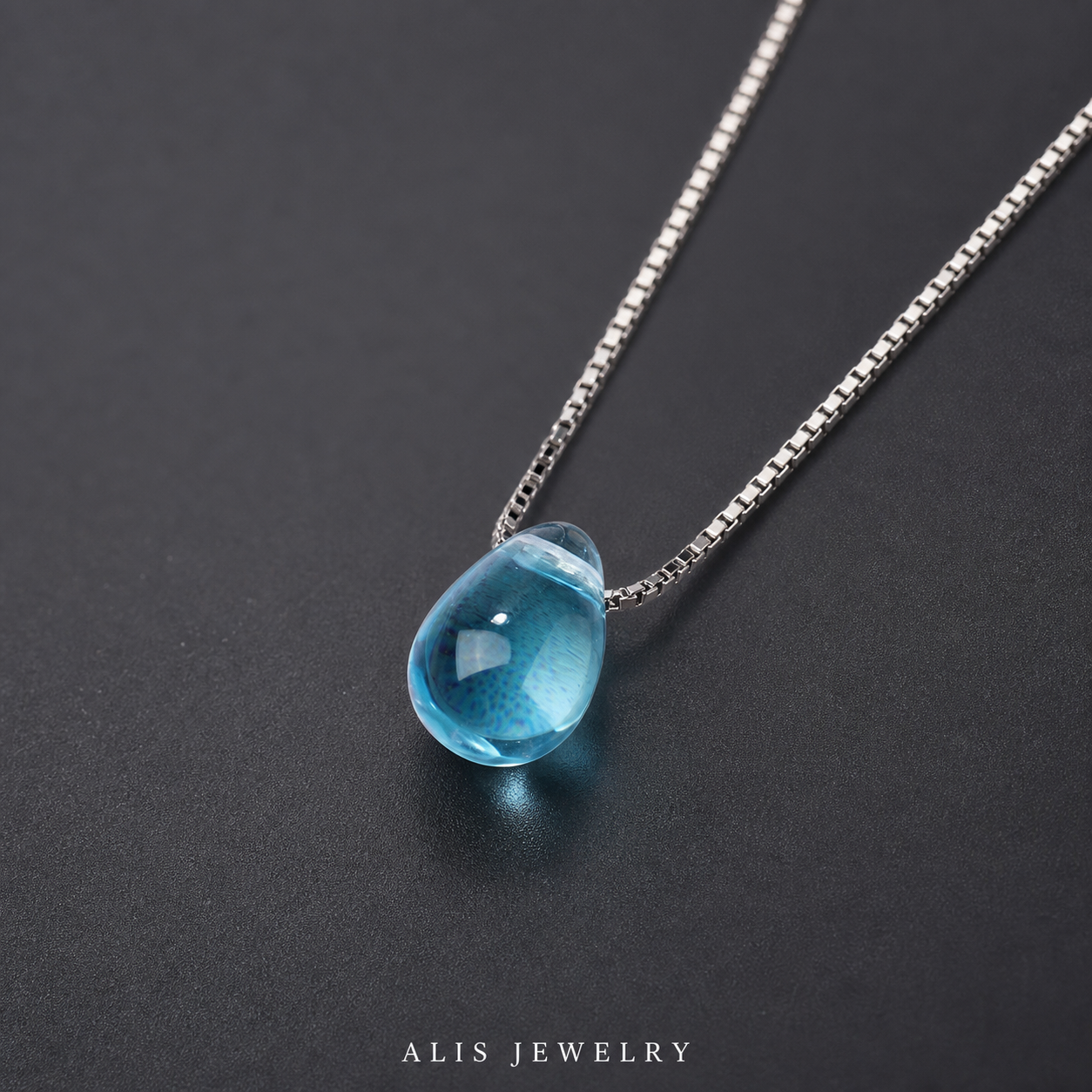 Collier pendentif cristal bleu porte-bonheur argent 925 - Alis Jewelry - gros plan / zoom