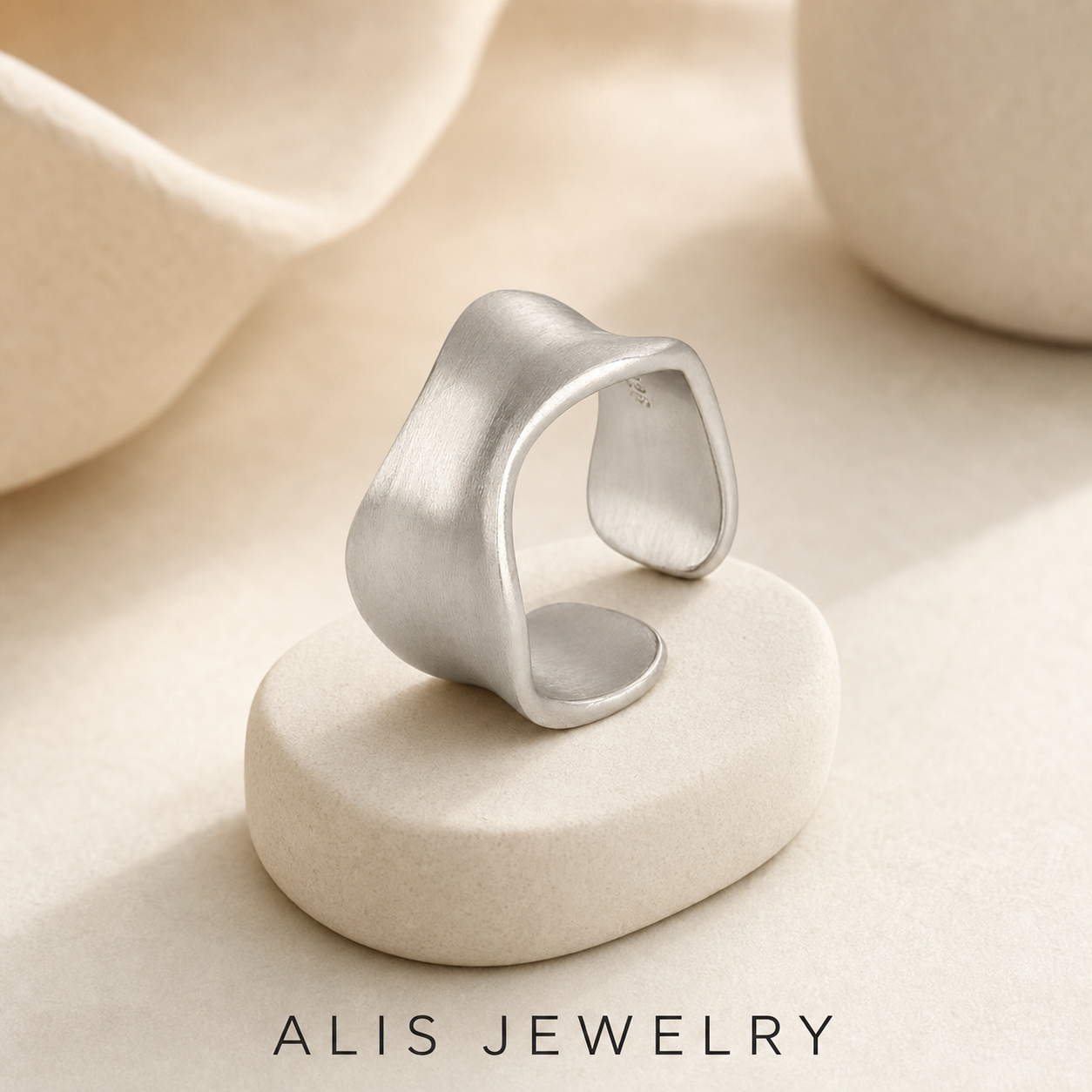 Bague ajustable argent mat - Alis Jewelry - Bague ajustable argent mat - sur support minéral