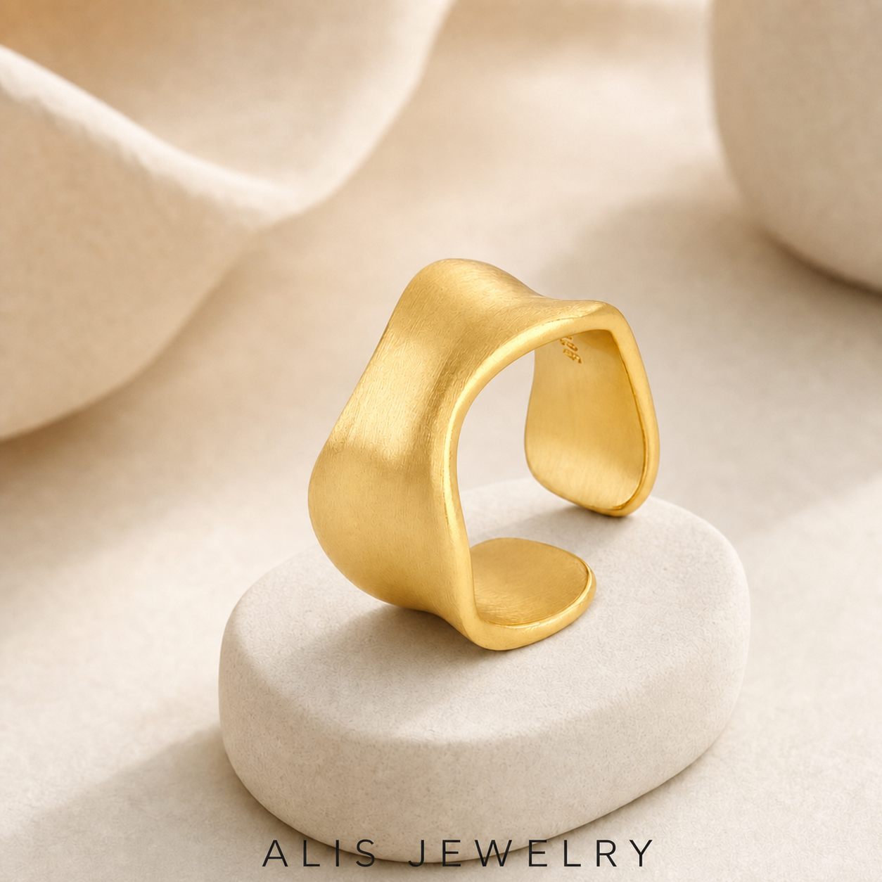 Bague ajustable argent mat - Alis Jewelry - Bague ajustable doré mat - sur support minéral