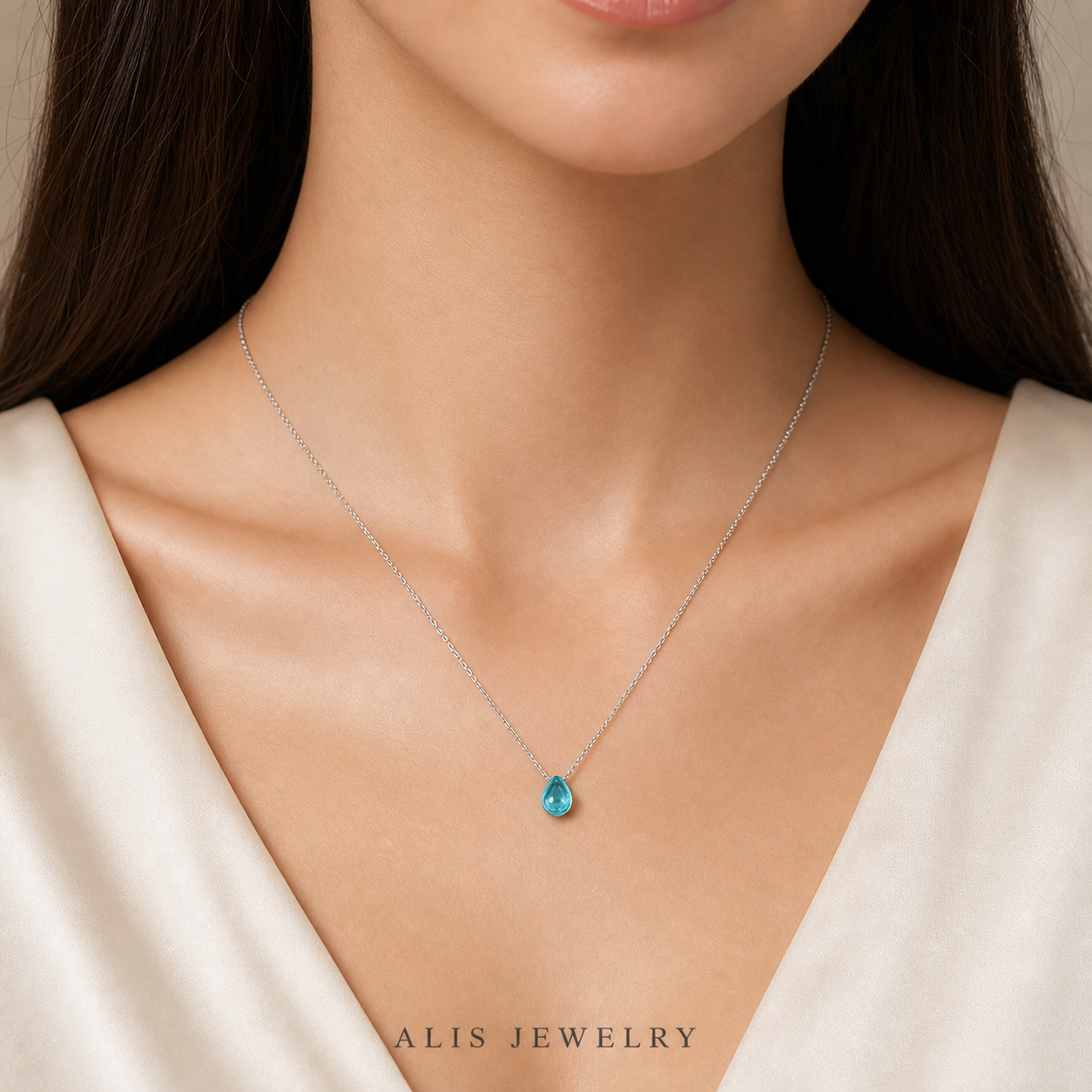 Collier pendentif cristal bleu porte-bonheur argent 925 - Alis Jewelry - porté mannequin