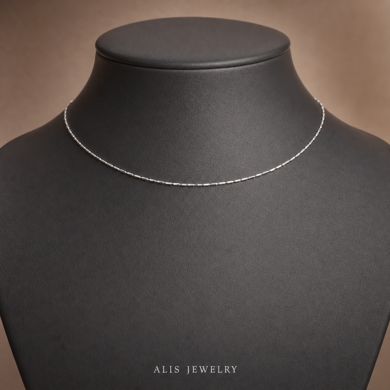 Collier ras-de-cou perles géométriques argent 925 - Alis Jewelry - sur support minéral