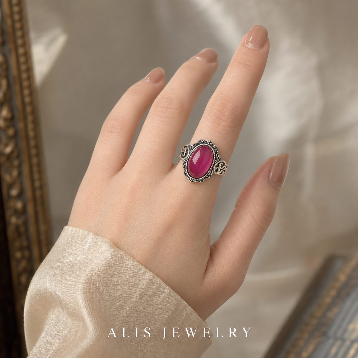 Bague grenat vintage argent thaïlandais - Alis Jewelry - clair - porté mannequin