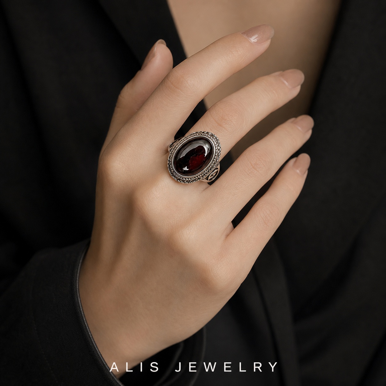 Bague grenat vintage argent thaïlandais - Alis Jewelry - foncé - porté mannequin