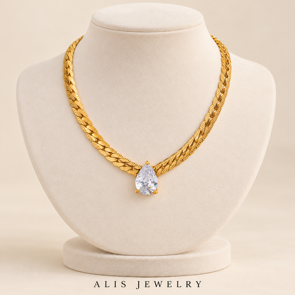 Collier chaîne cubaine goutte zircon plaqué or 18K - Alis Jewelry - sur support minéral
