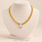 Collier chaîne cubaine goutte zircon plaqué or 18K - Alis Jewelry - sur support minéral