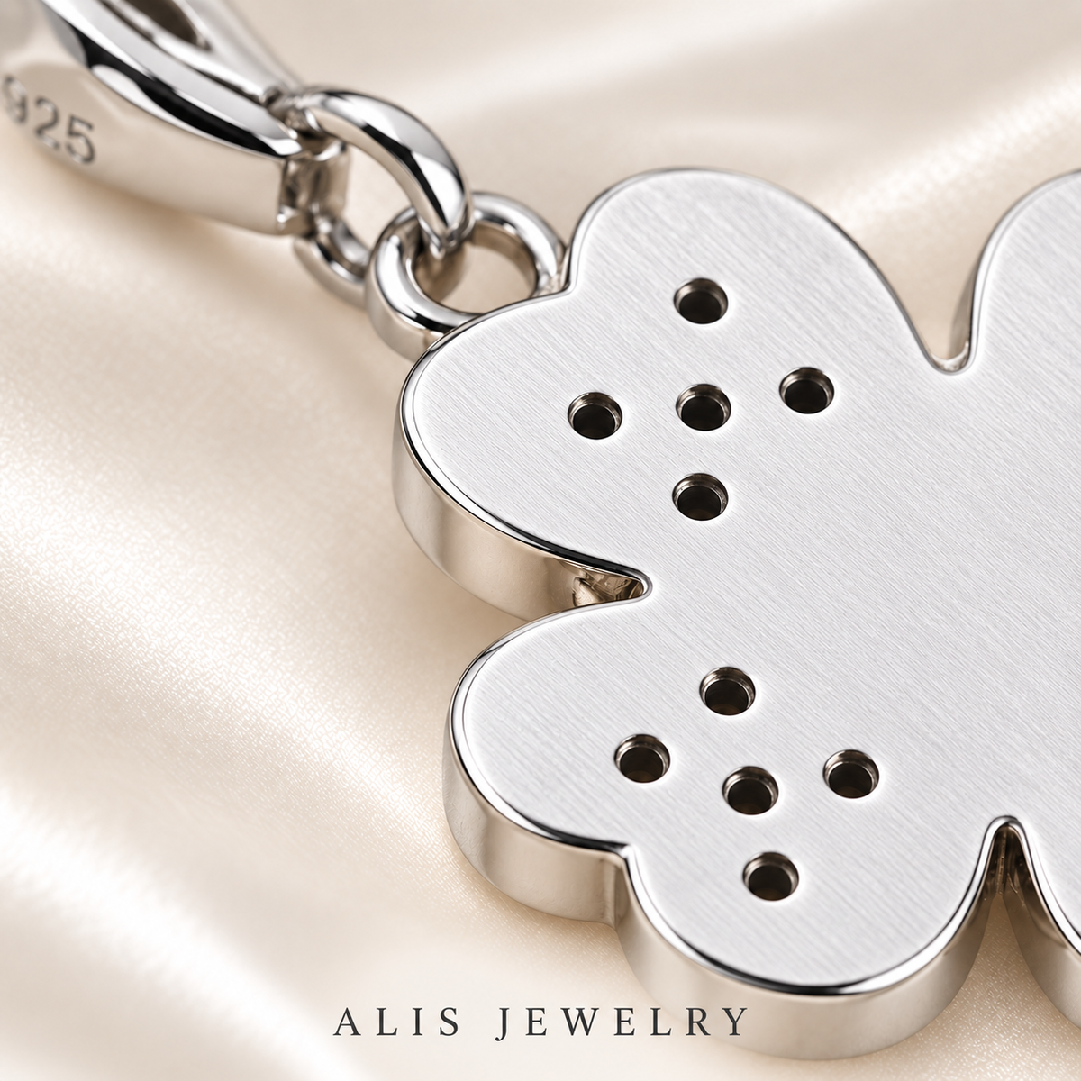 Pendentif trèfle pavé de zircons argent 925 - Alis Jewelry - gros plan / zoom