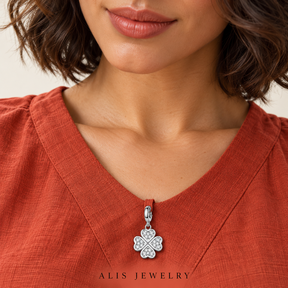 Pendentif trèfle pavé de zircons argent 925 - Alis Jewelry - porté mannequin