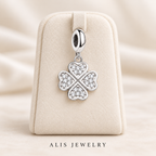 Pendentif trèfle pavé de zircons argent 925 - Alis Jewelry - sur support minéral