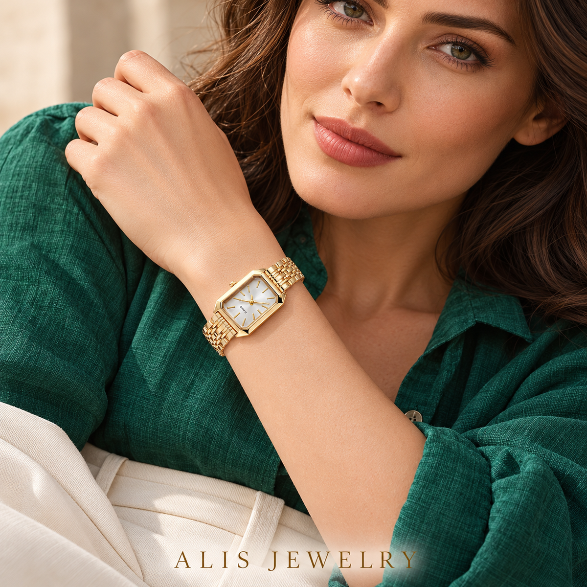Montre bracelet dorée cadran rectangulaire - Alis Jewelry - porté mannequin
