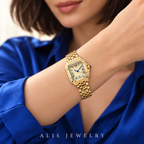 Montre femme carrée dorée chiffres romains acier inoxydable - Alis Jewelry - porté mannequin