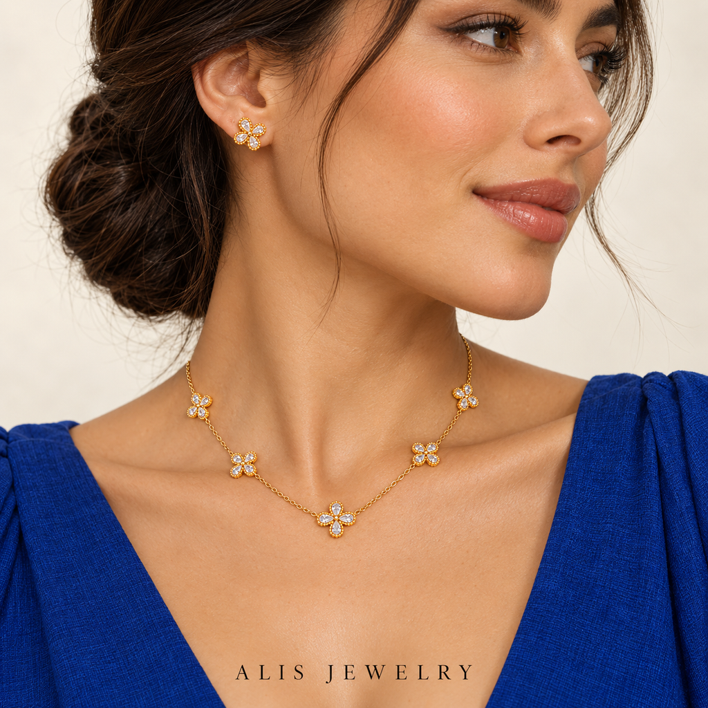 Parure trèfles porte-bonheur plaqué or 18K - Alis Jewelry - porté mannequin