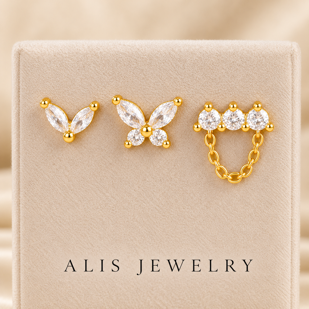 Trio de boucles d'oreilles papillon plaqué or 18K - Alis Jewelry - sur support minéral